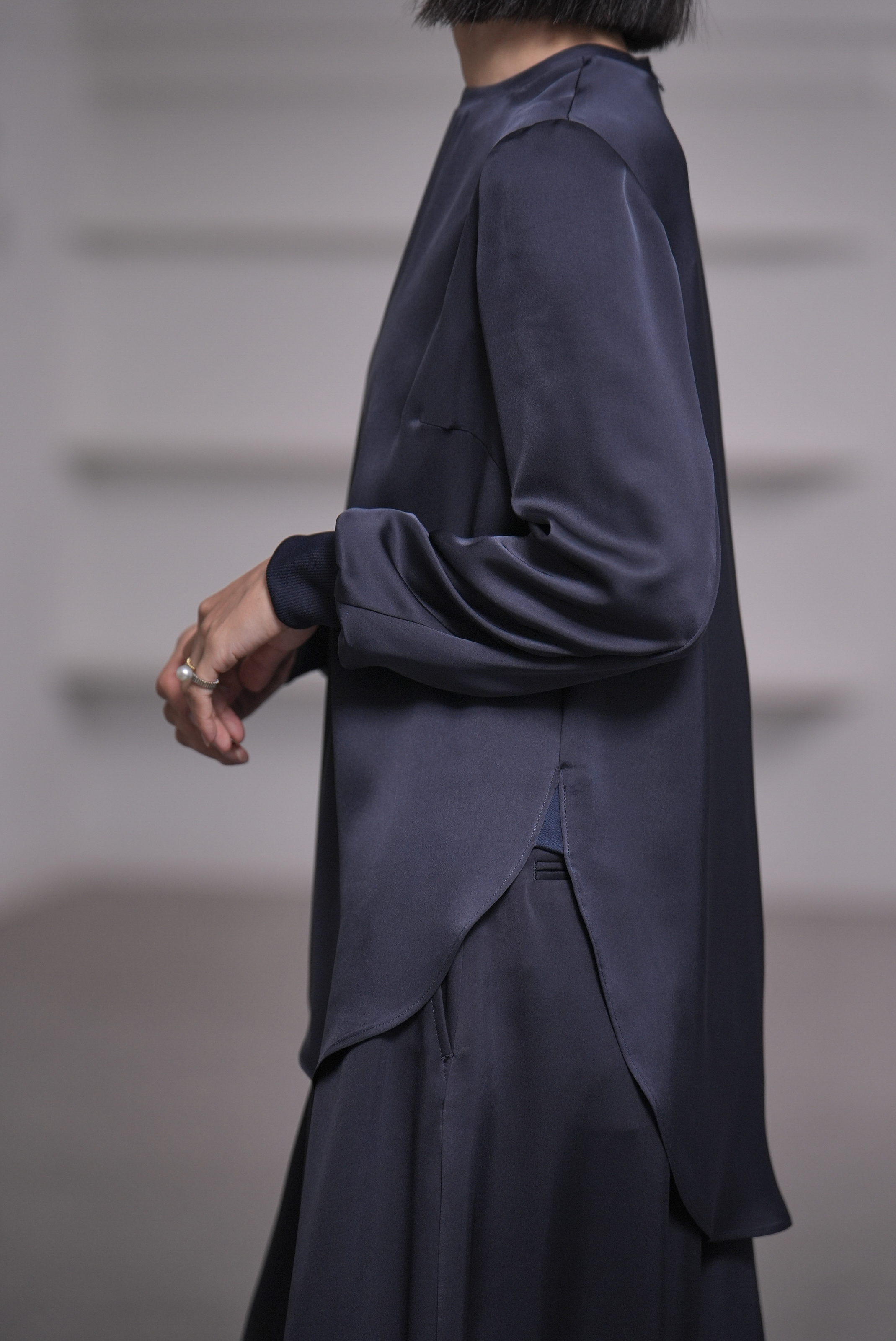 Esme Satin Navyの画像
