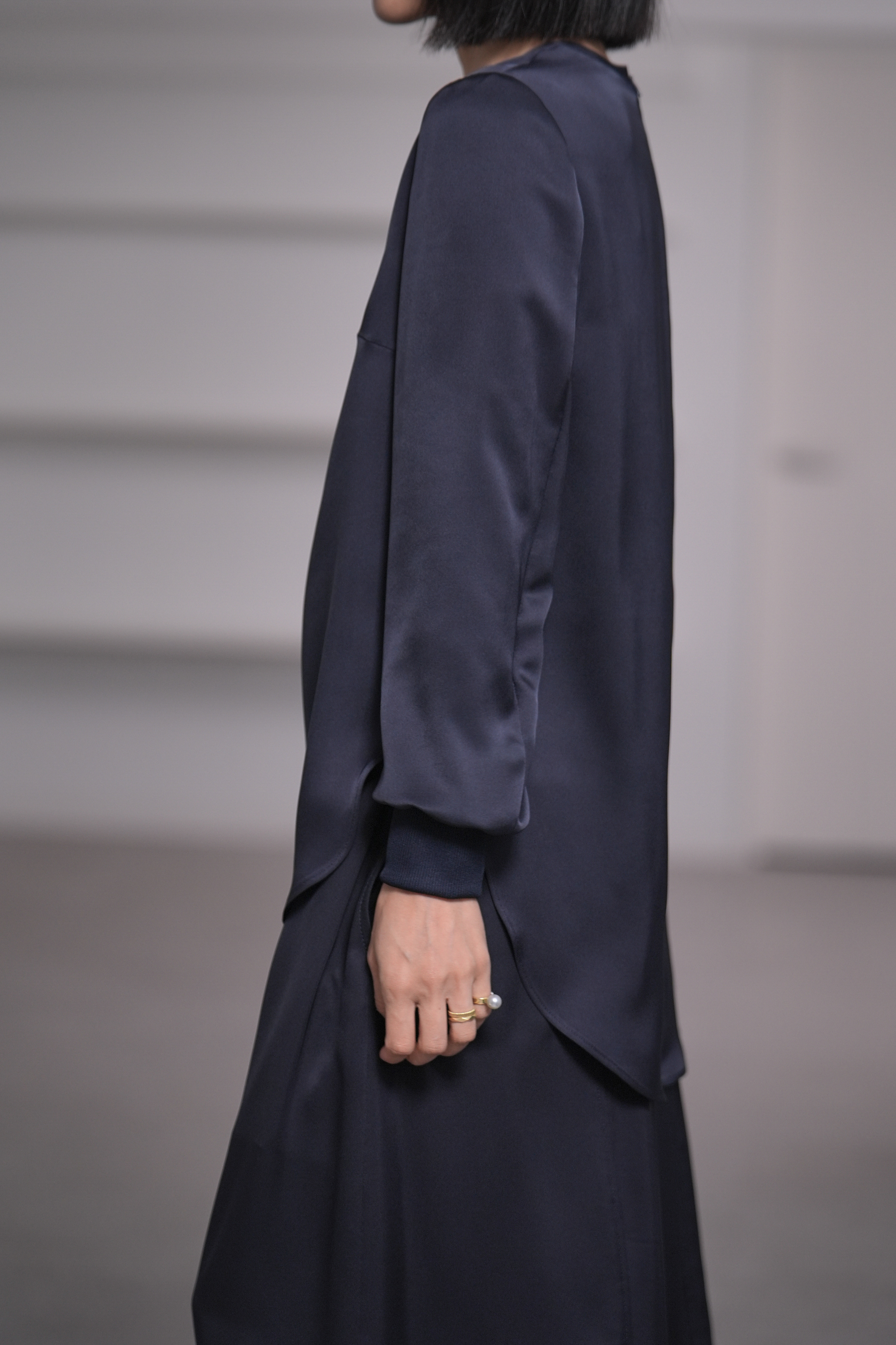 Esme Satin Navyの画像