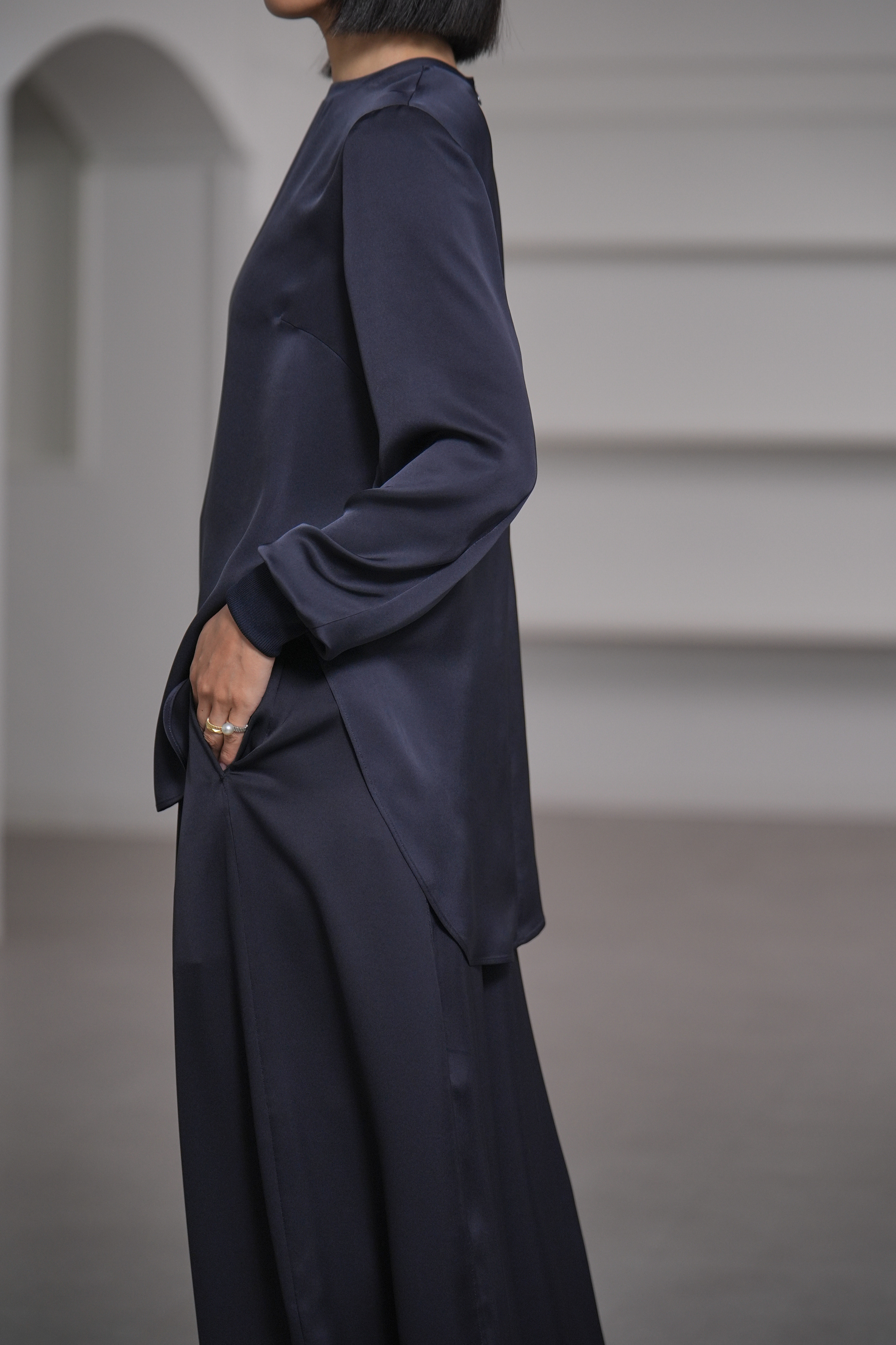 Esme Satin Navyの画像