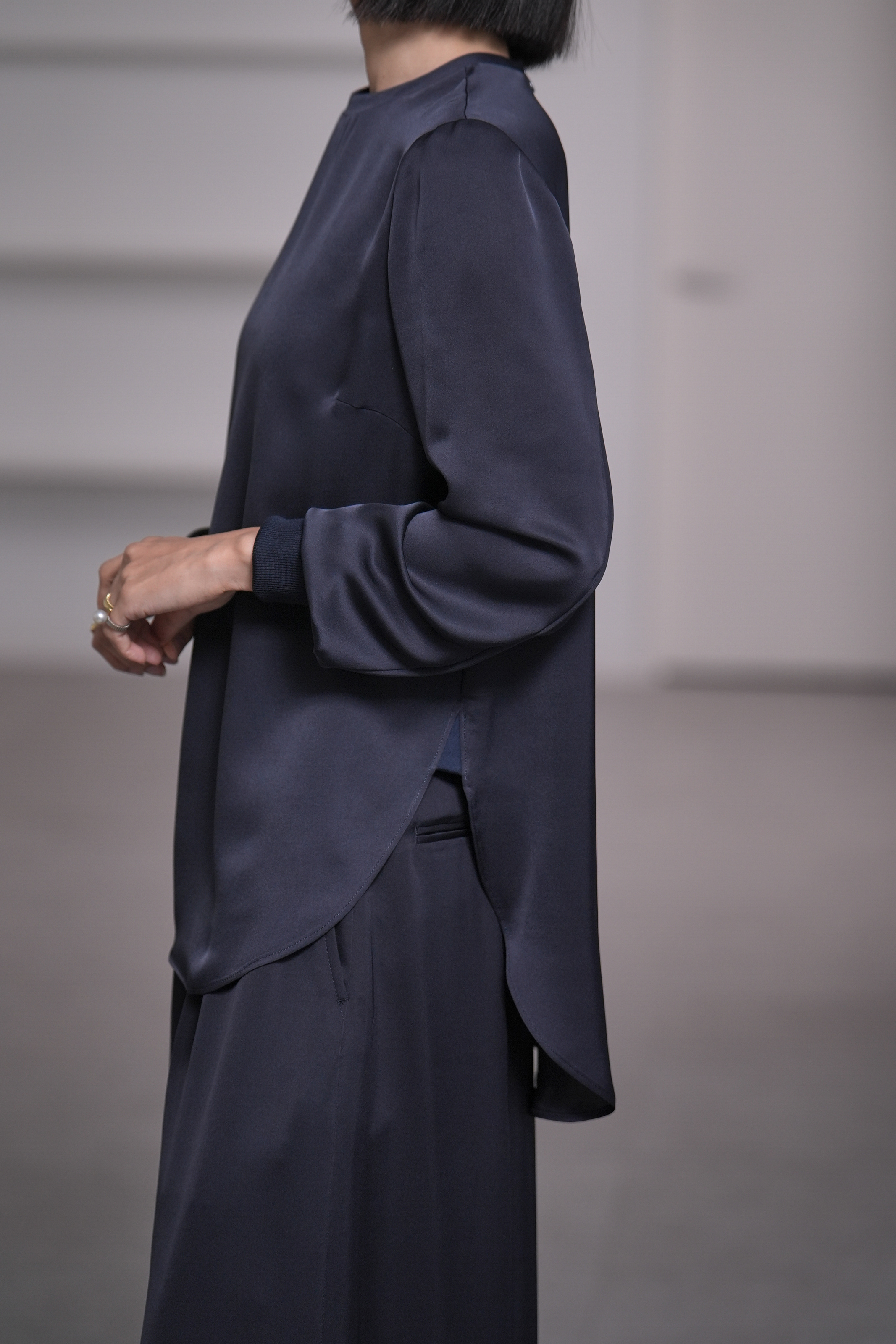 Esme Satin Navyの画像