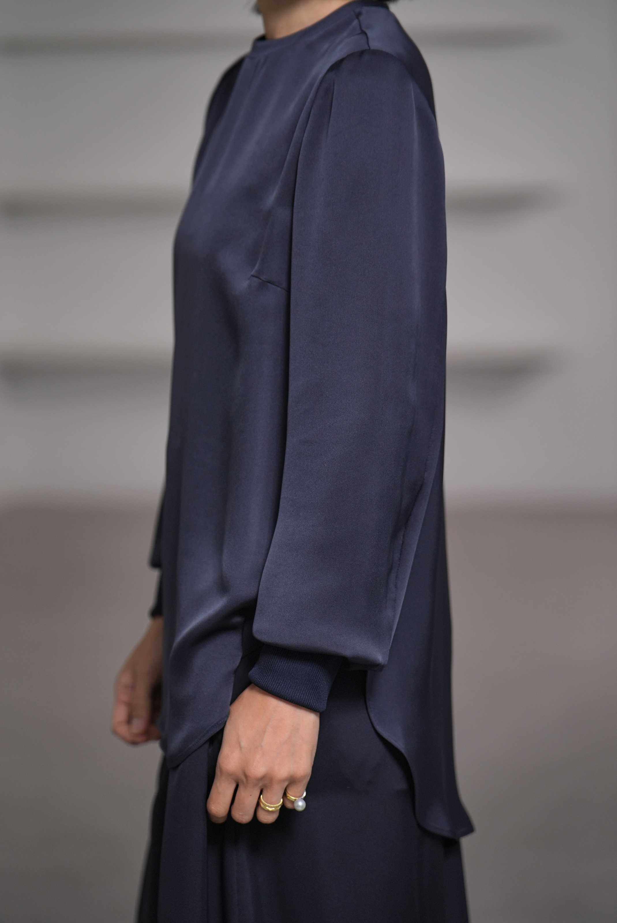 Esme Satin Navyの画像