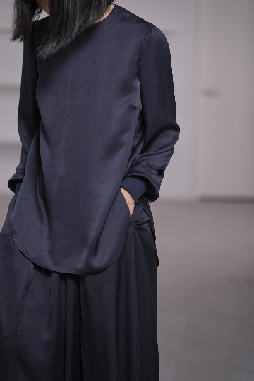 Esme Satin Navyの画像