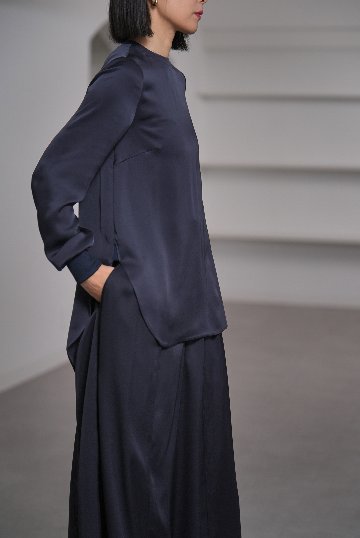 Esme Satin Navyの画像