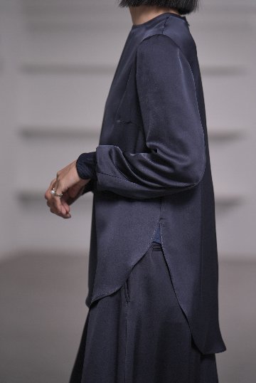 Esme Satin Navyの画像