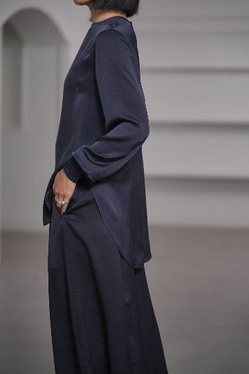 Esme Satin Navyの画像