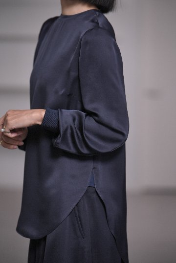 Esme Satin Navyの画像
