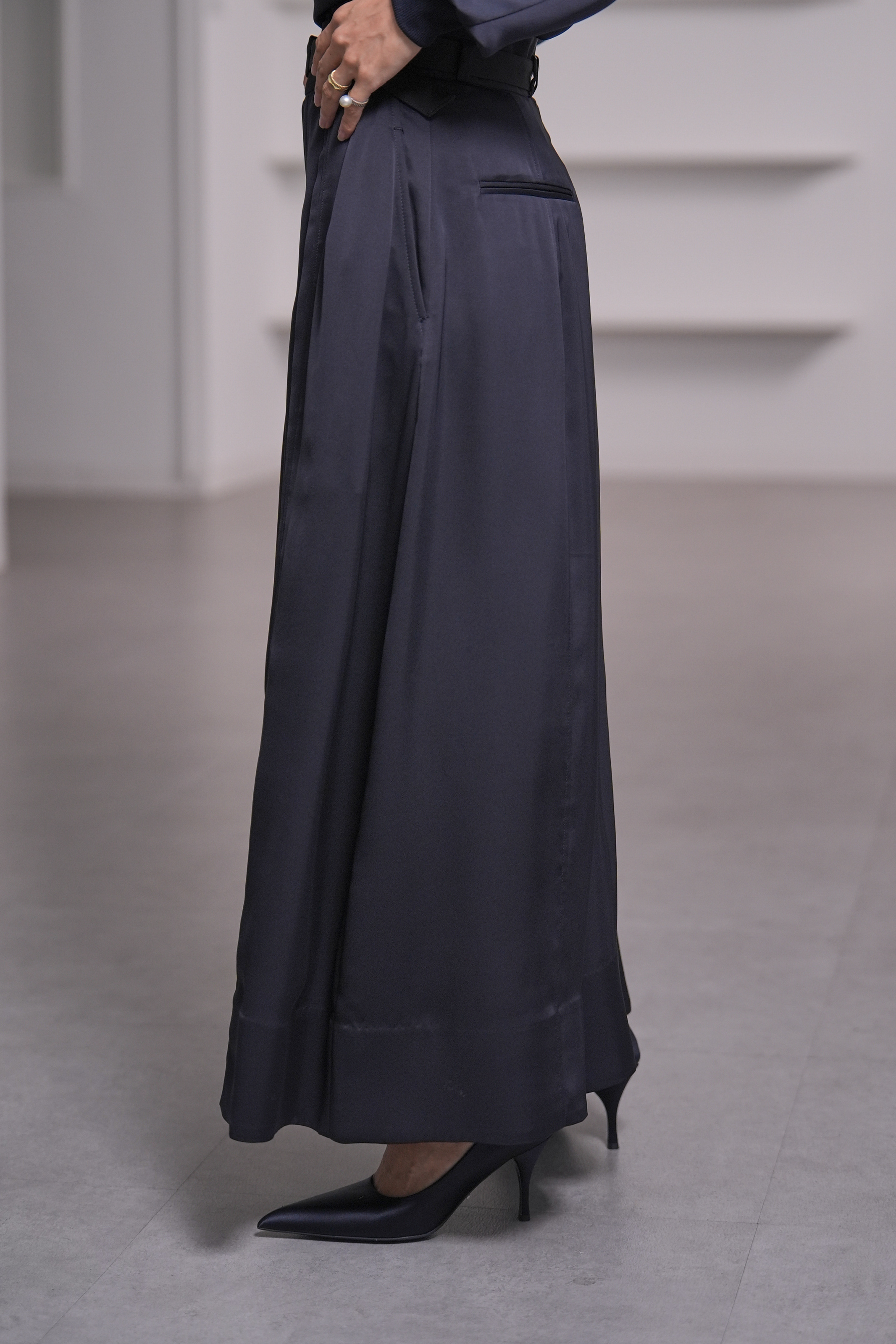 Fred Satin Navyの画像