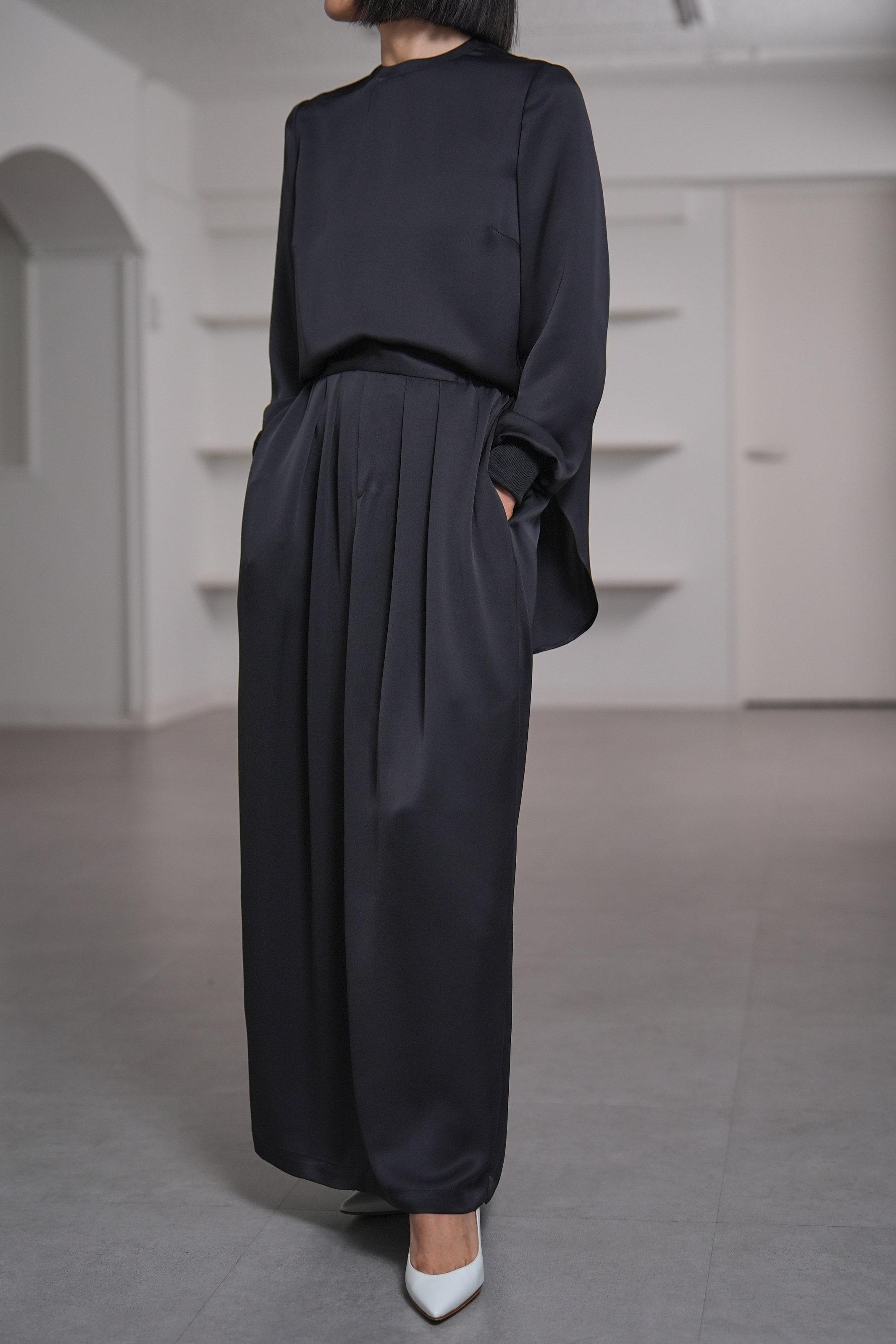 Lucia Satin Blackの画像