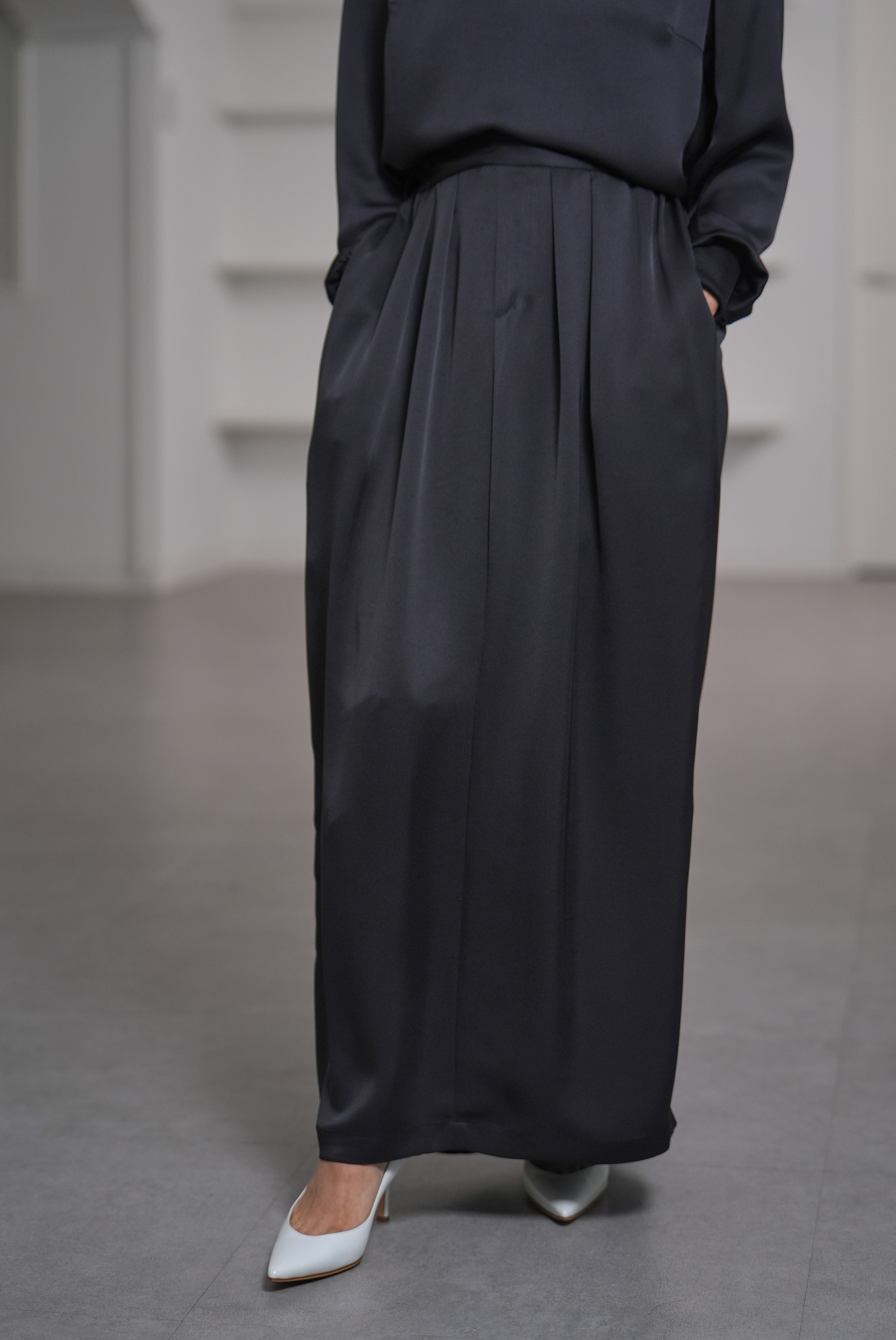 Lucia Satin Blackの画像
