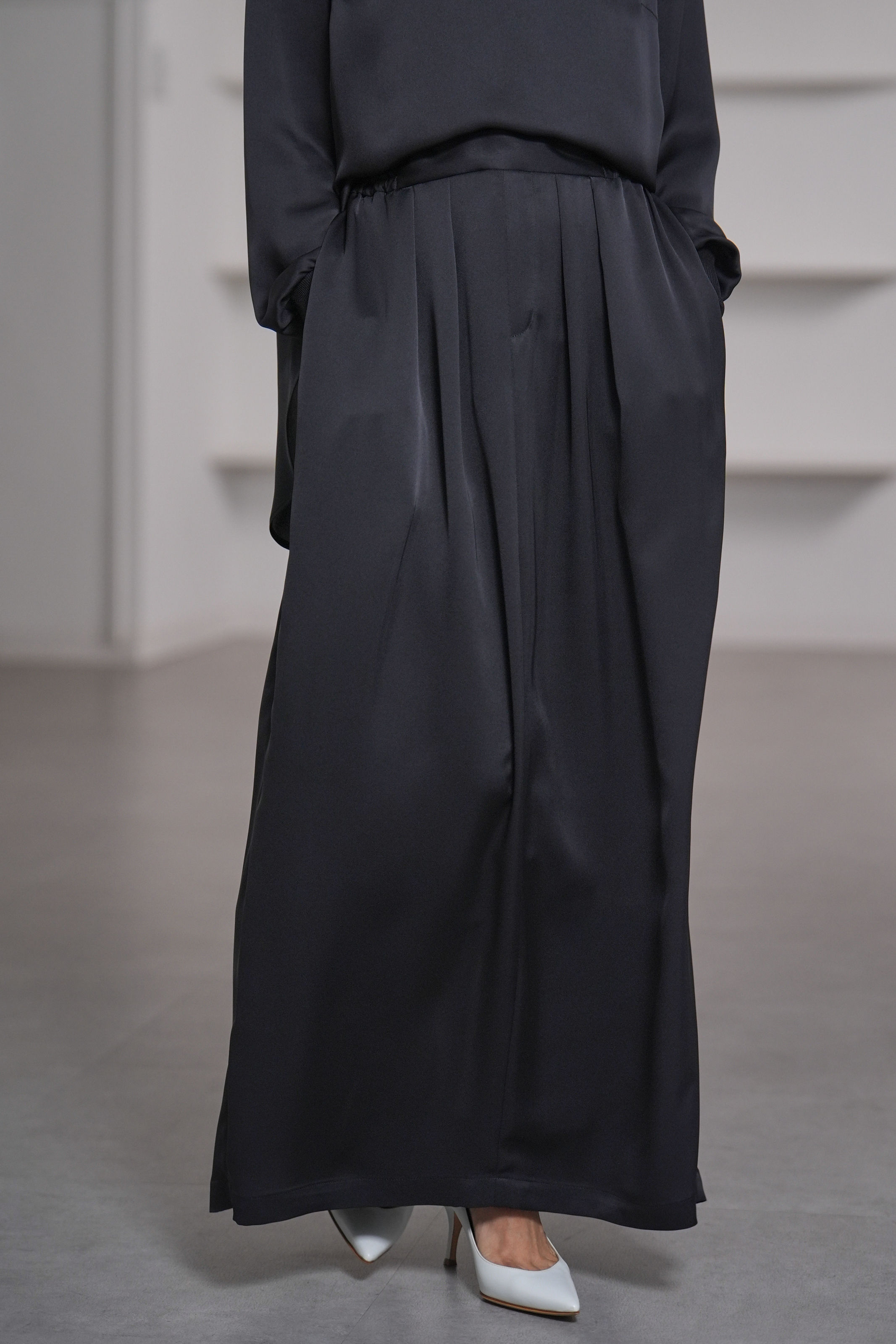 Lucia Satin Blackの画像