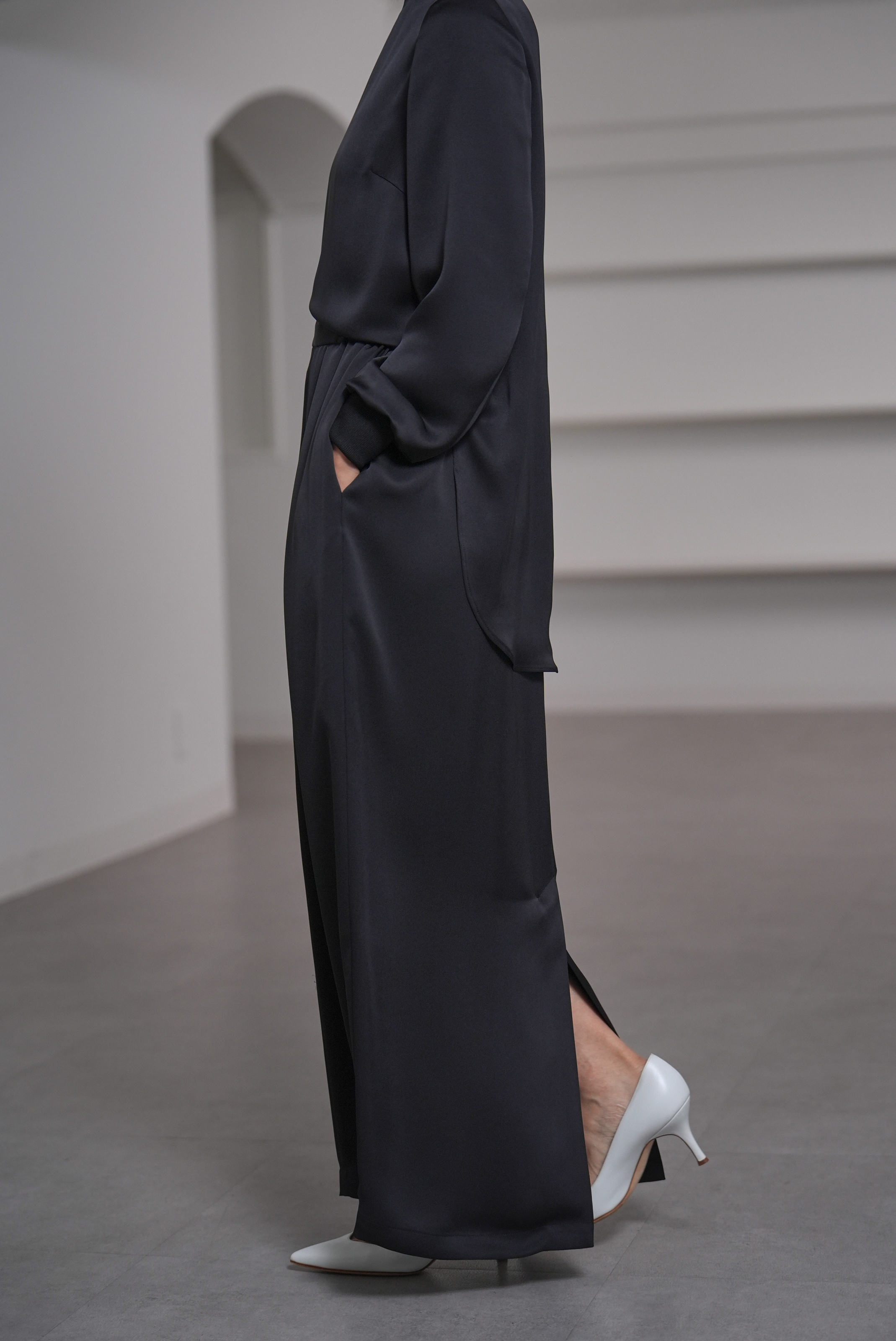 Lucia Satin Blackの画像