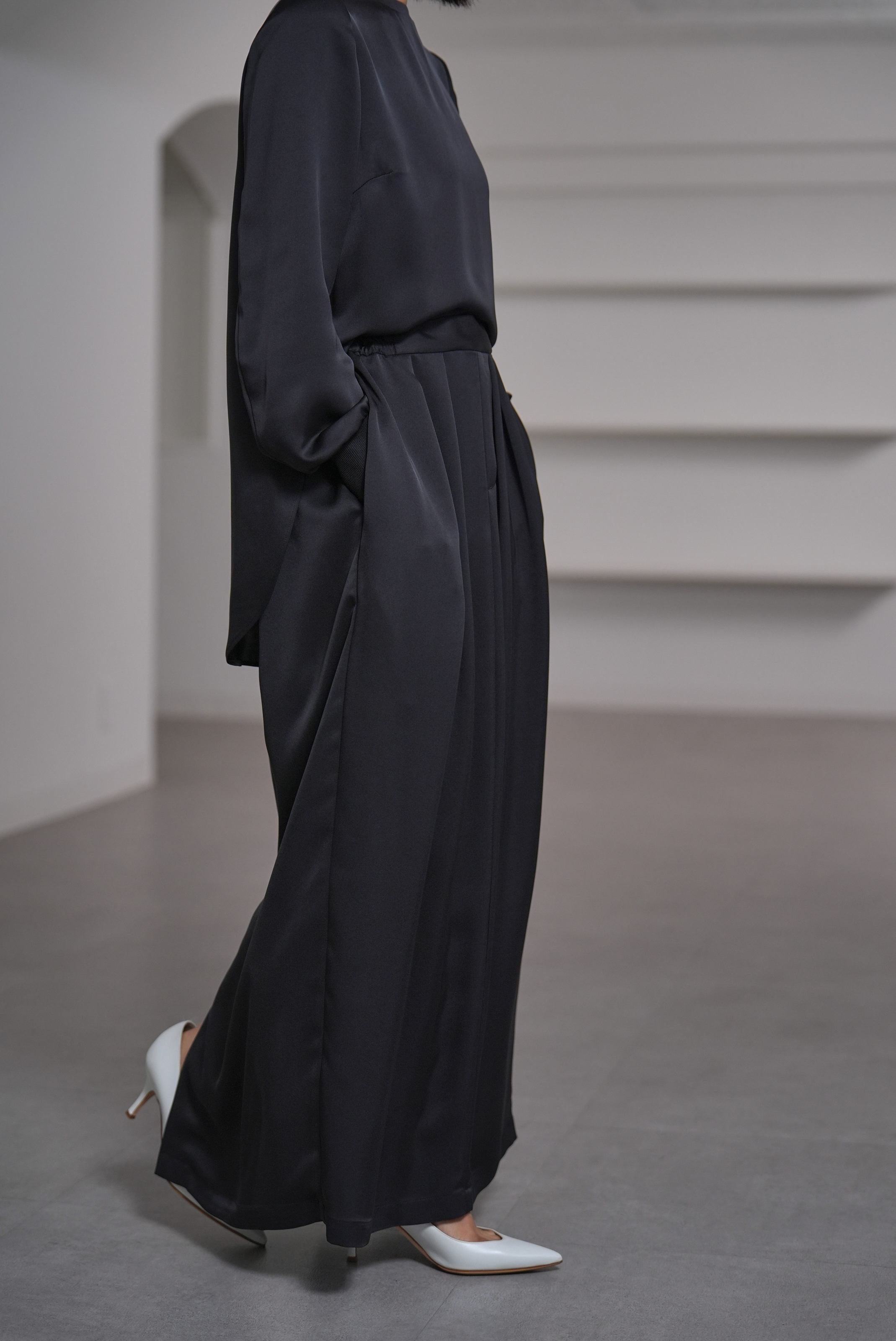 Lucia Satin Blackの画像