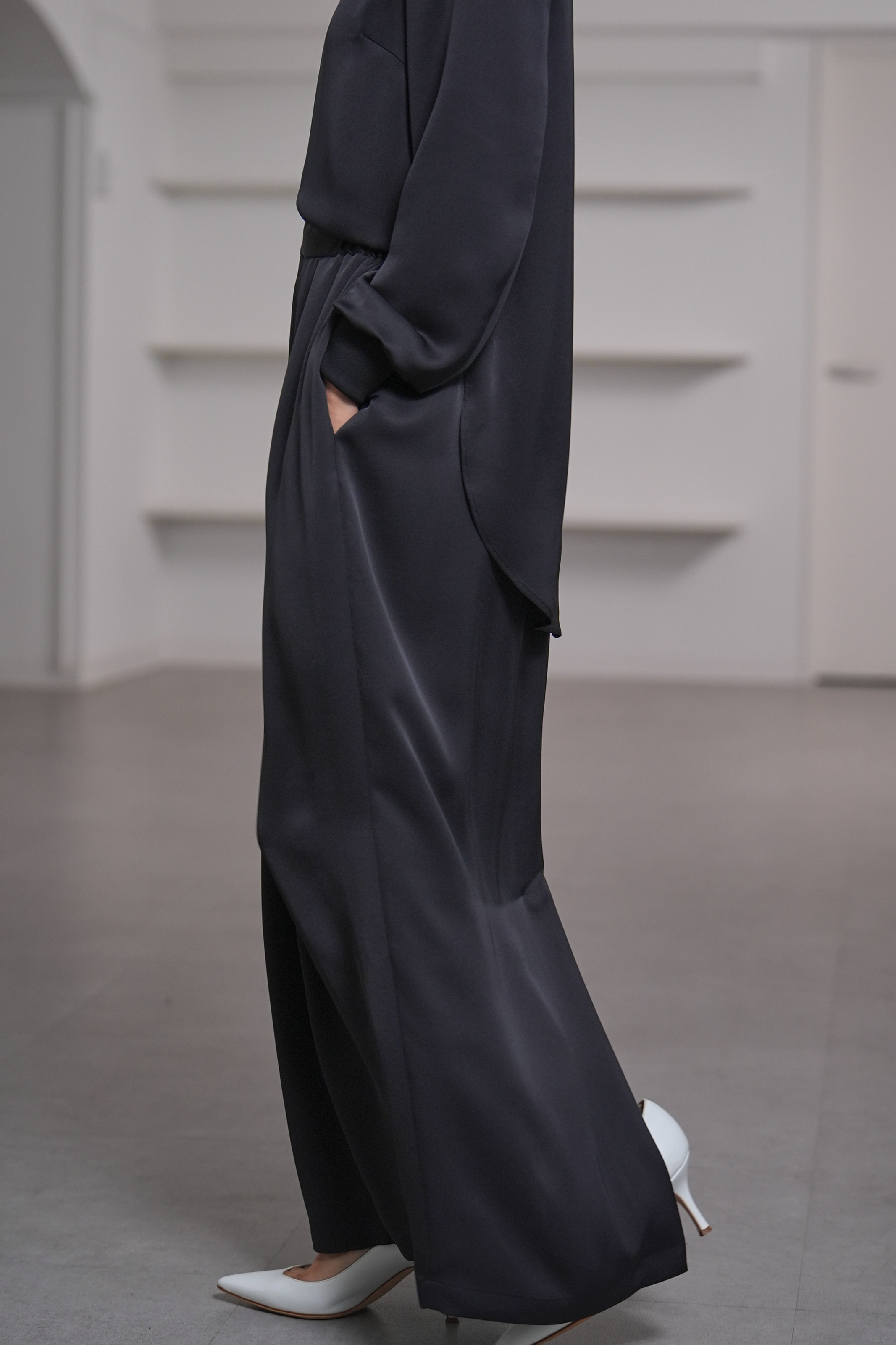 Lucia Satin Blackの画像