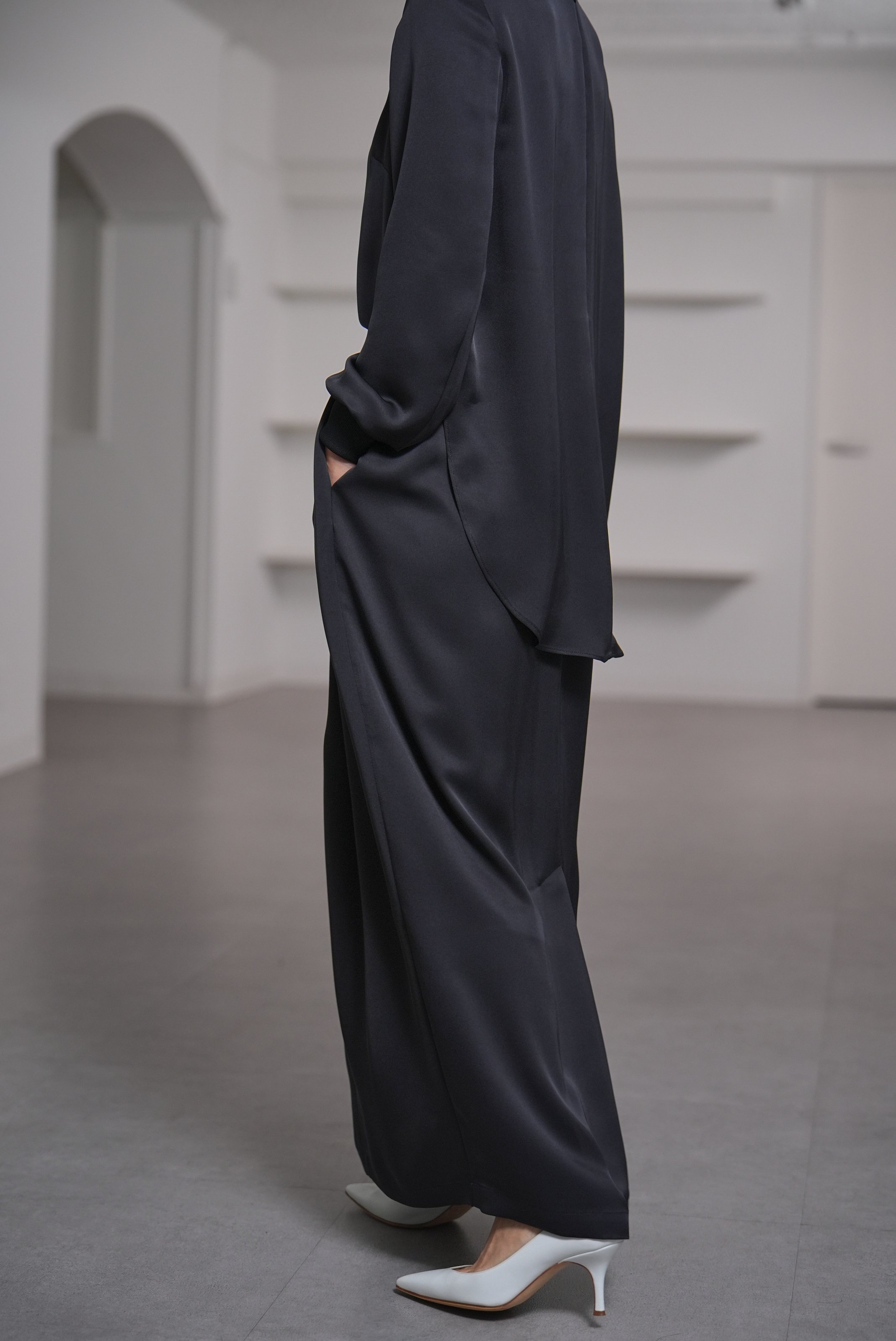 Lucia Satin Blackの画像