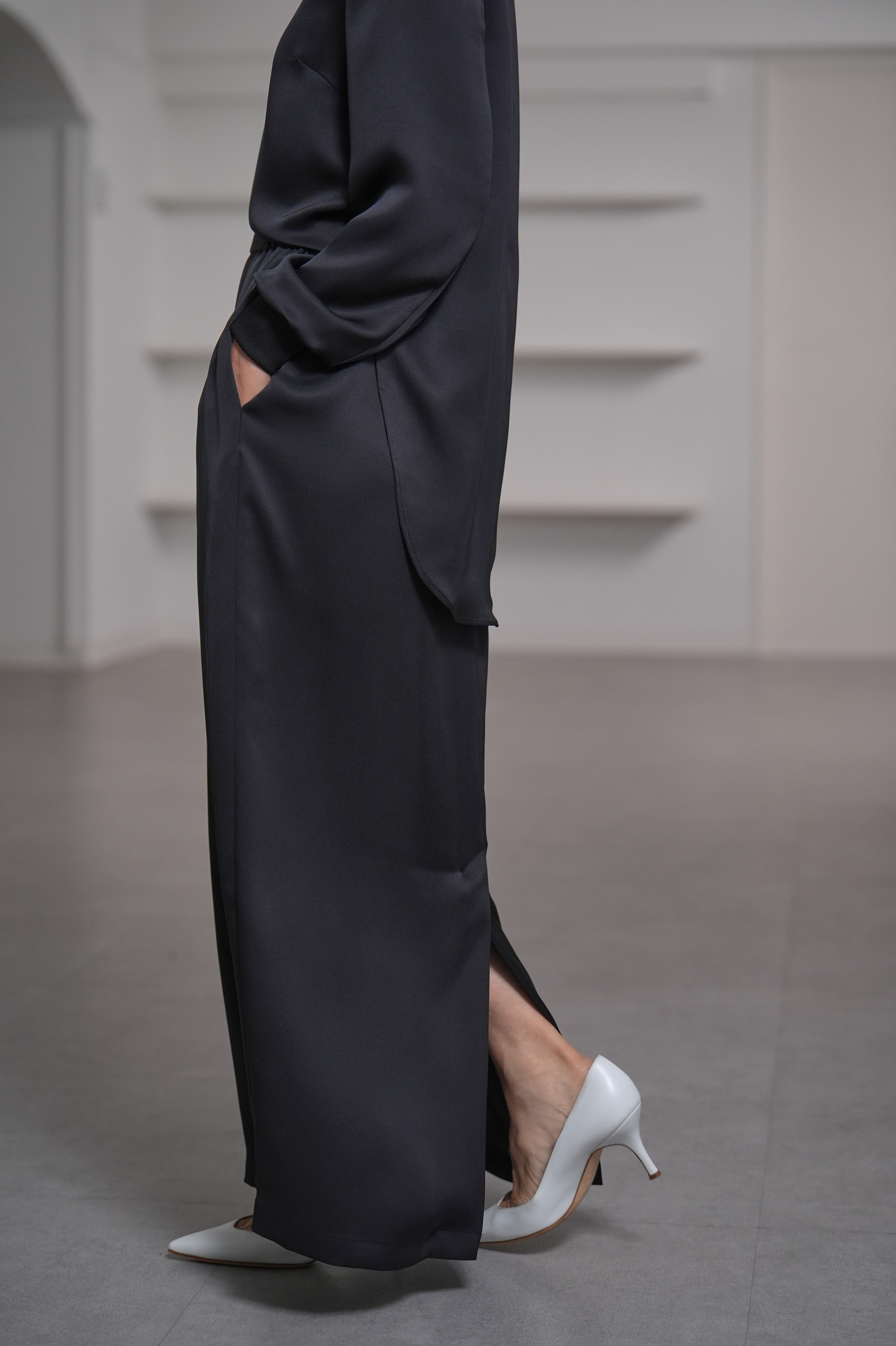 Lucia Satin Blackの画像