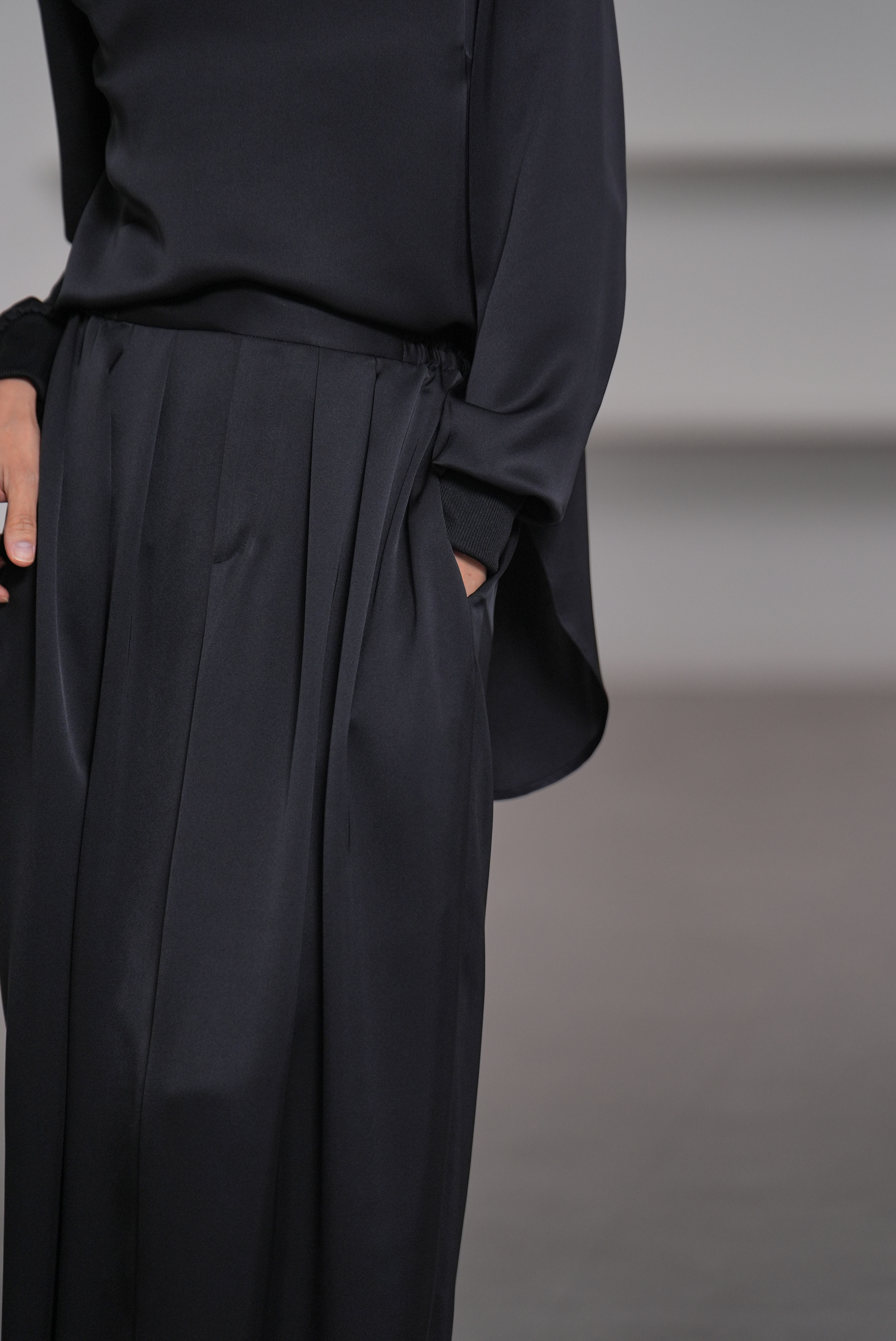 Lucia Satin Blackの画像
