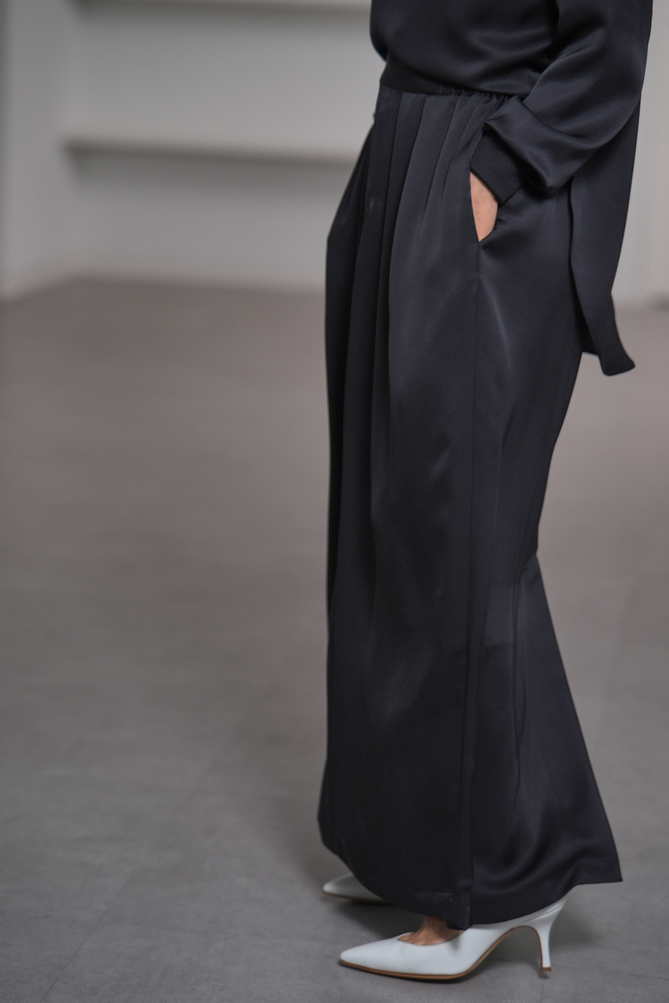 Lucia Satin Blackの画像