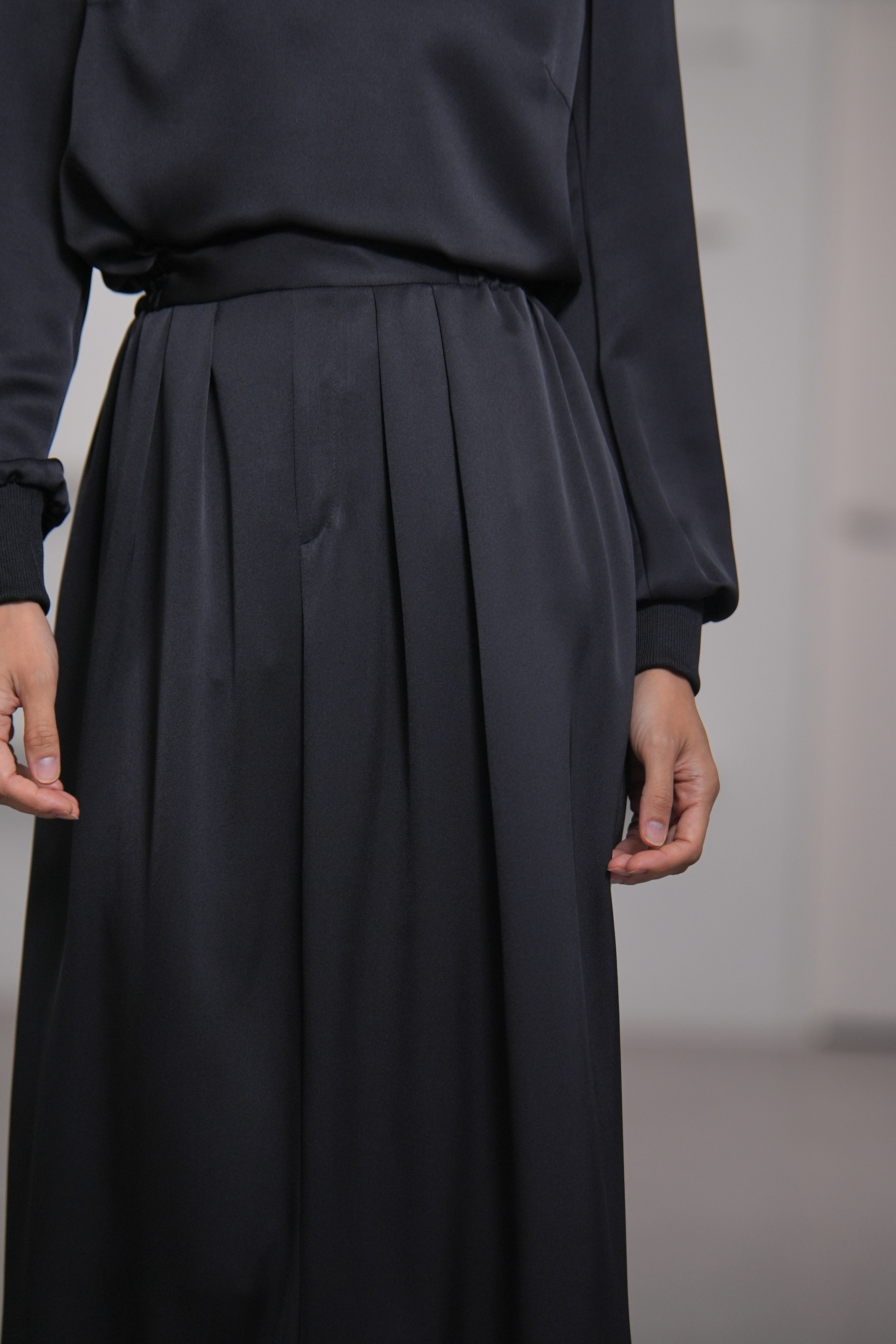 Lucia Satin Blackの画像