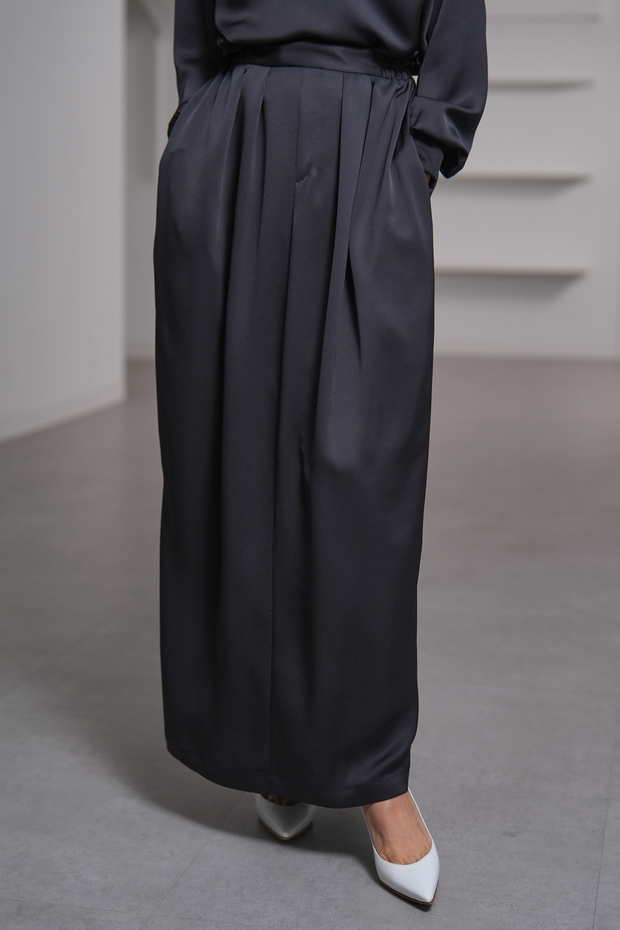 Lucia Satin Blackの画像