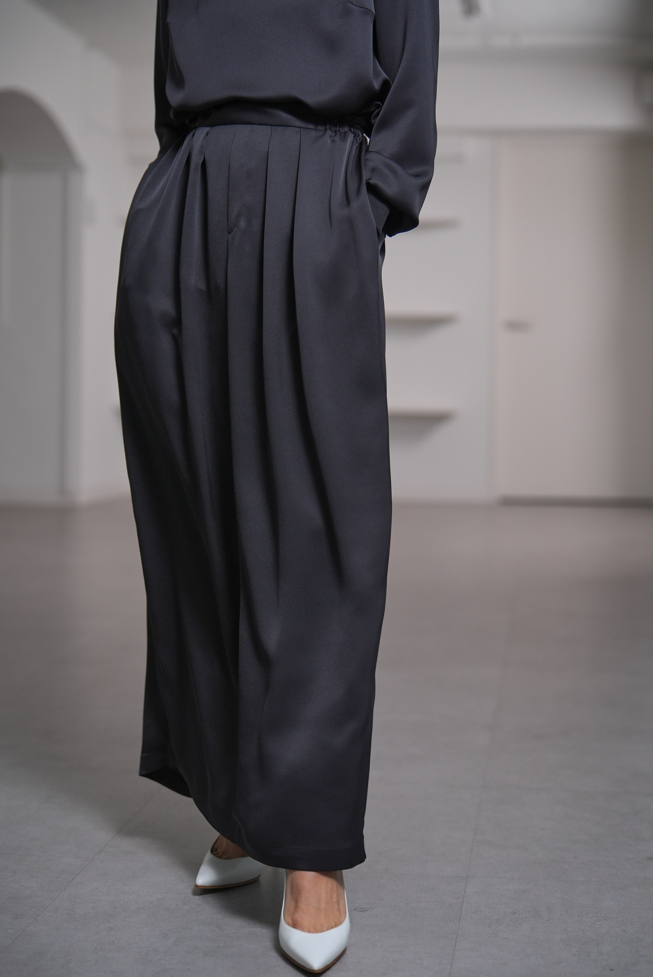 Lucia Satin Blackの画像