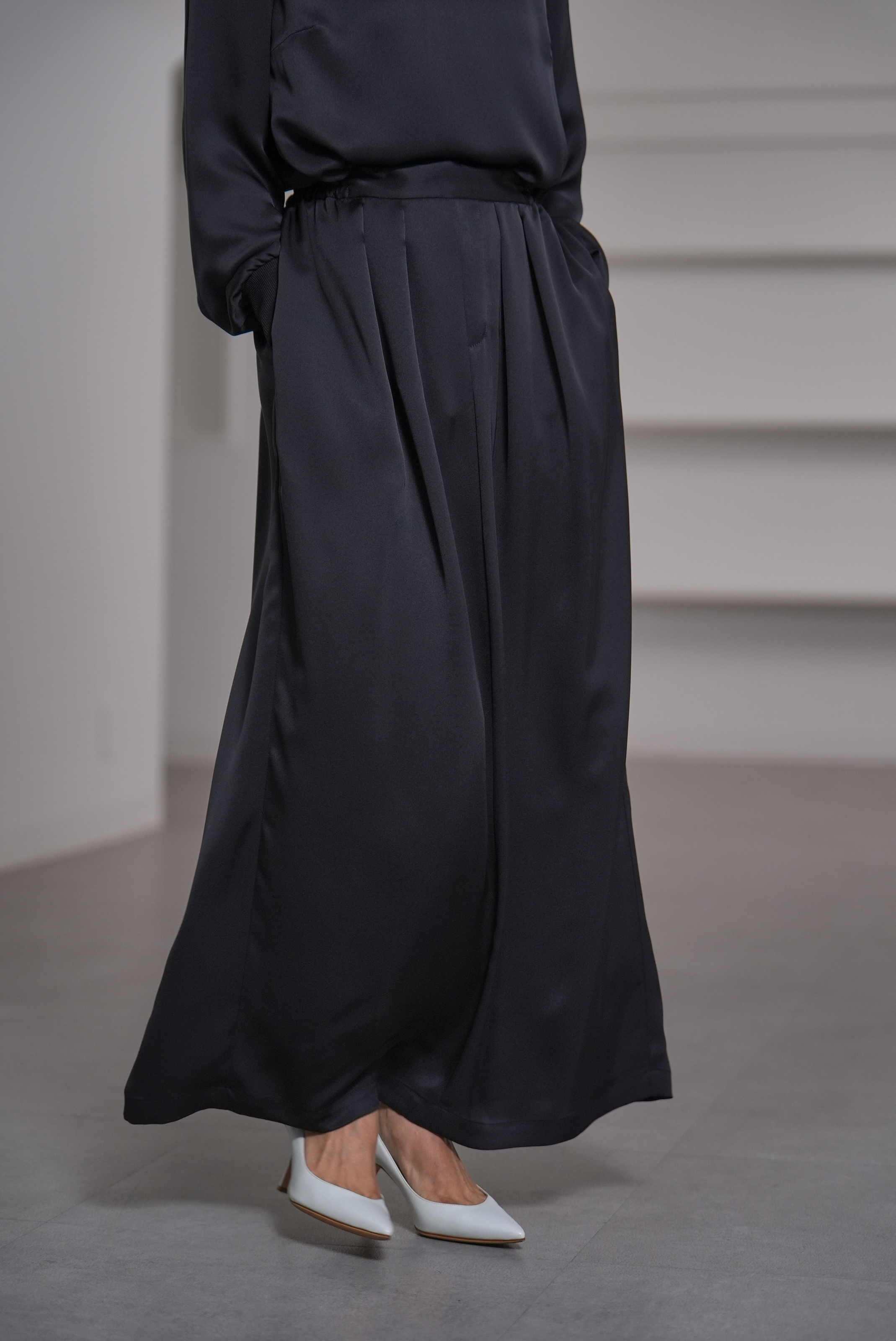 Lucia Satin Blackの画像