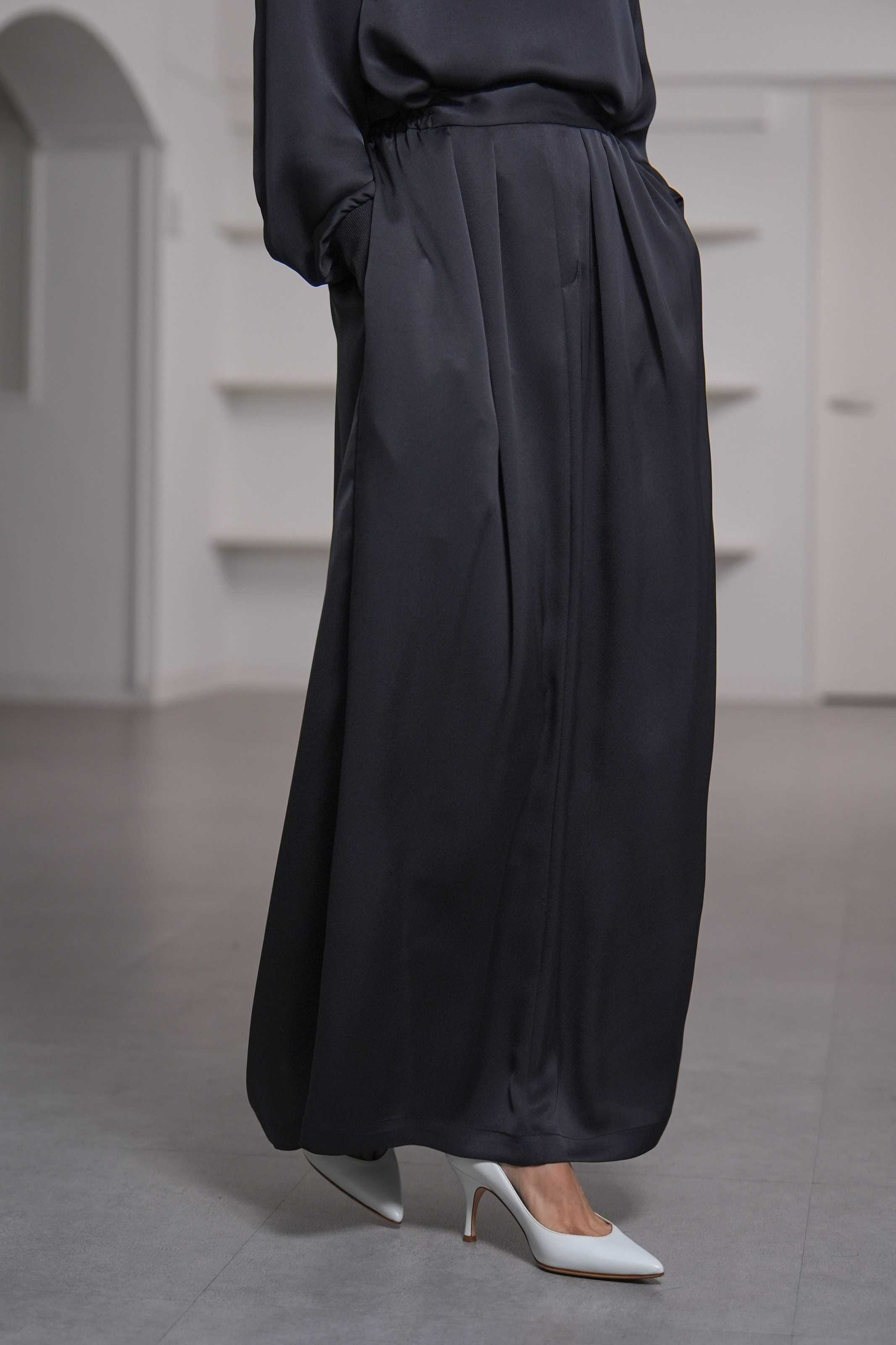 Lucia Satin Blackの画像