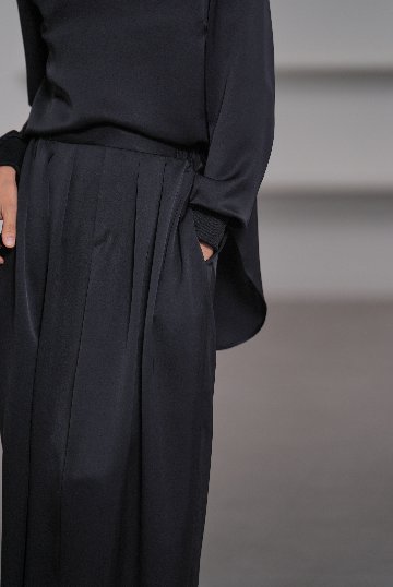 Lucia Satin Blackの画像