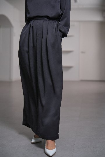 Lucia Satin Blackの画像