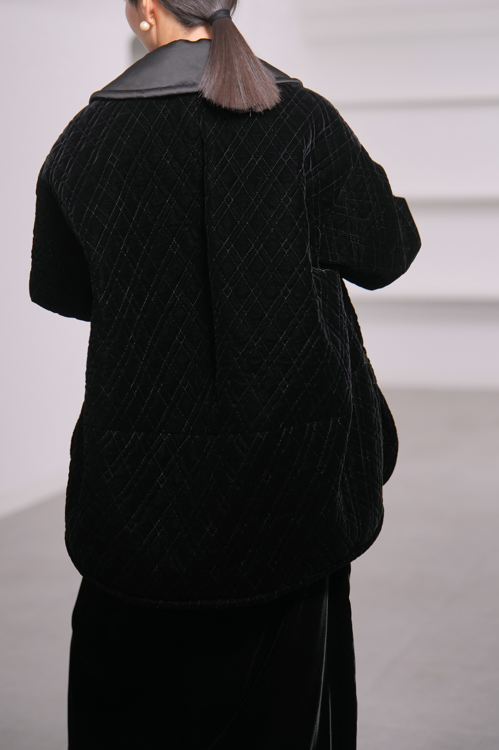 【12月中旬デリバリー予定】Seth Velvet Quilt Blackの画像