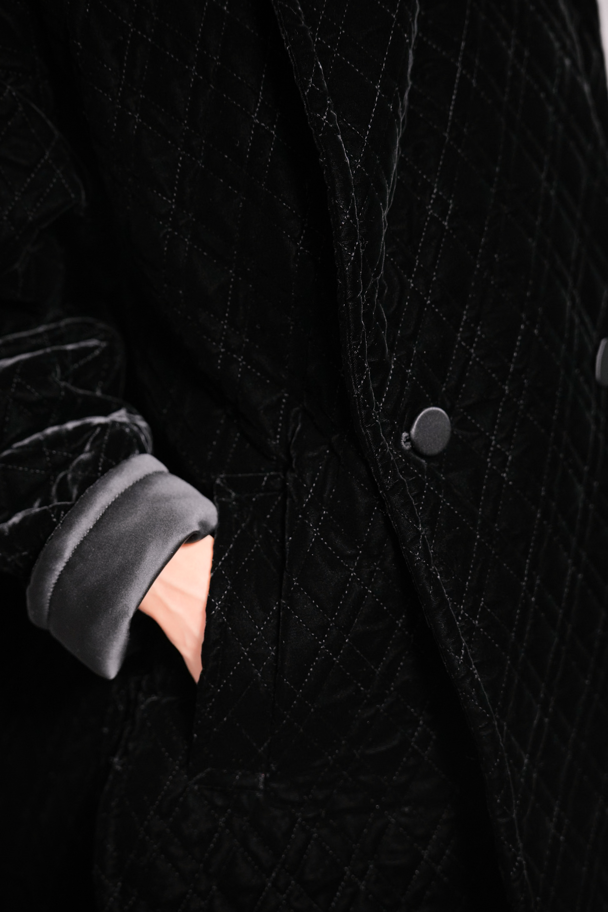 【12月中旬デリバリー予定】Seth Velvet Quilt Blackの画像