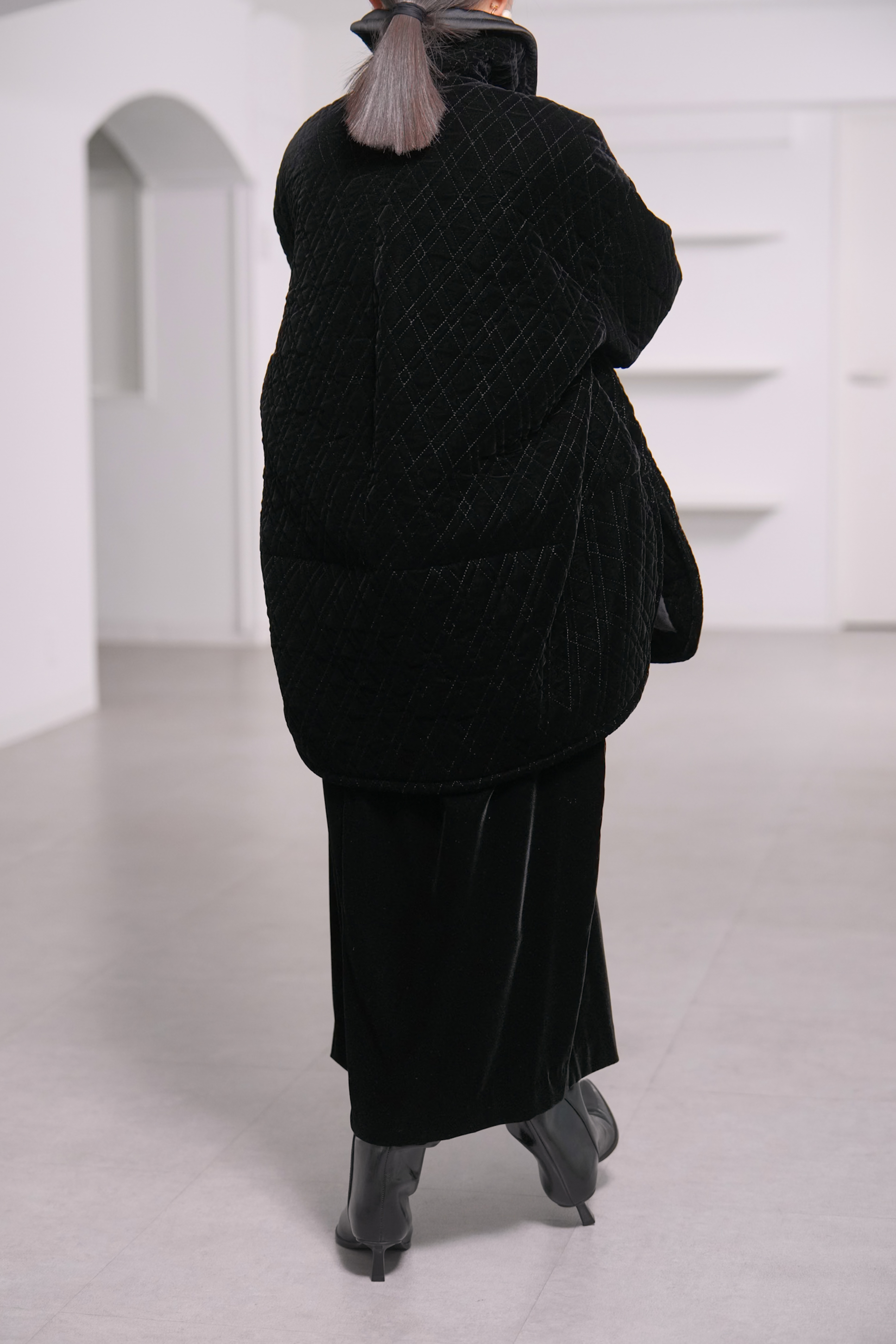 【12月中旬デリバリー予定】Seth Velvet Quilt Blackの画像