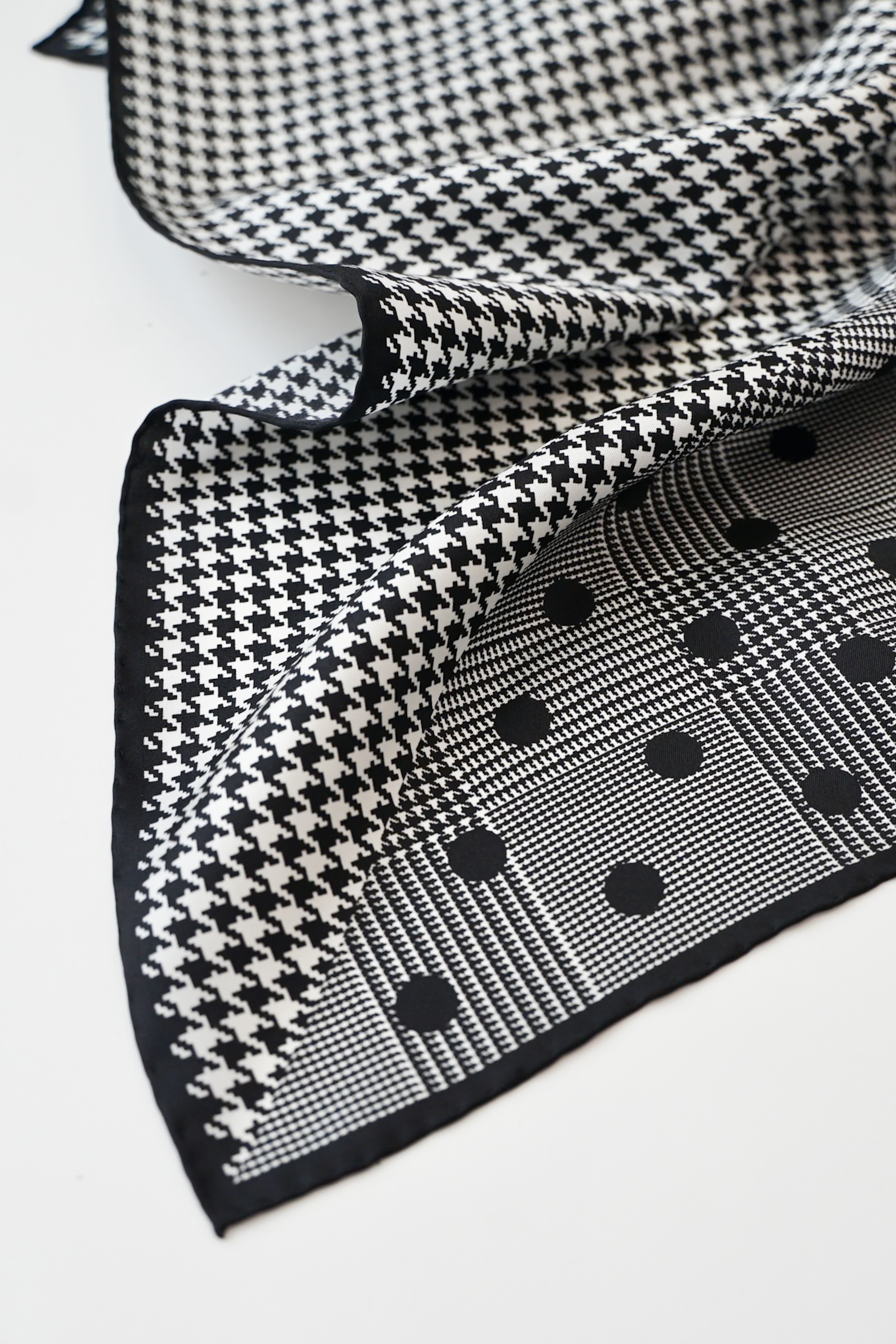 Tanya Houndstooth Polkaの画像