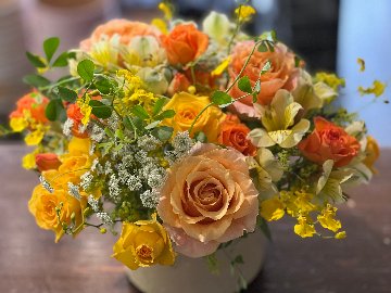 デザイナーおまかせ　　　　　　　黄色オレンジ系アレンジメントの画像