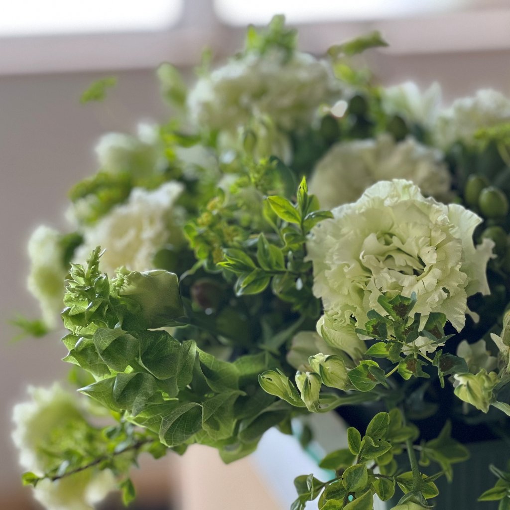 デザイナーおまかせ　　　　　　　白グリーン系アレンジメントの画像