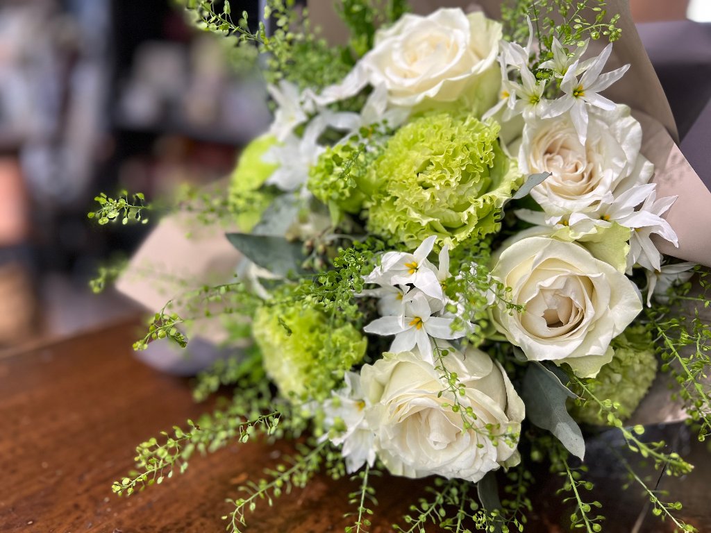 デザイナーおまかせ　　　　　　　白グリーン系花束の画像