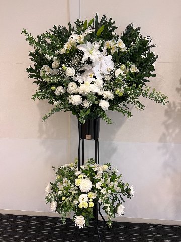 ご葬儀用2段スタンド花の画像