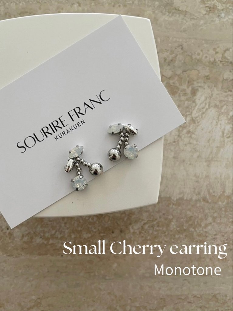 Small　MonotoneCherry Earringの画像