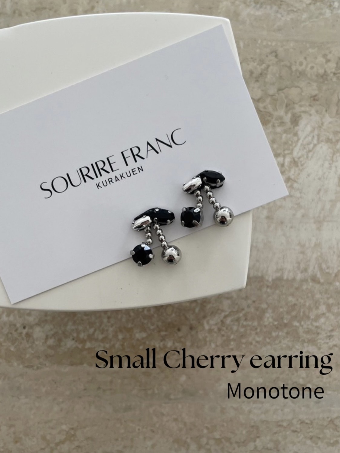 Small　MonotoneCherry Earringの画像