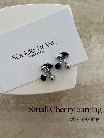 Small　MonotoneCherry Earringの画像