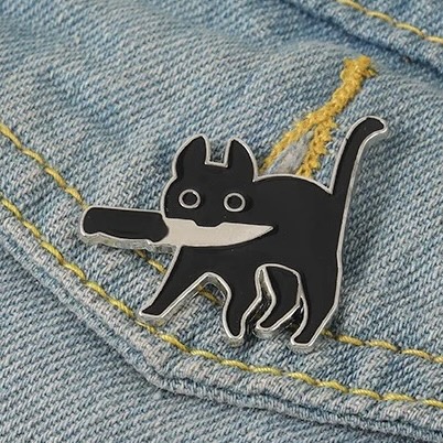 包丁をくわえた猫ちゃん*ピンバッヂ｜スタジオバットニャン