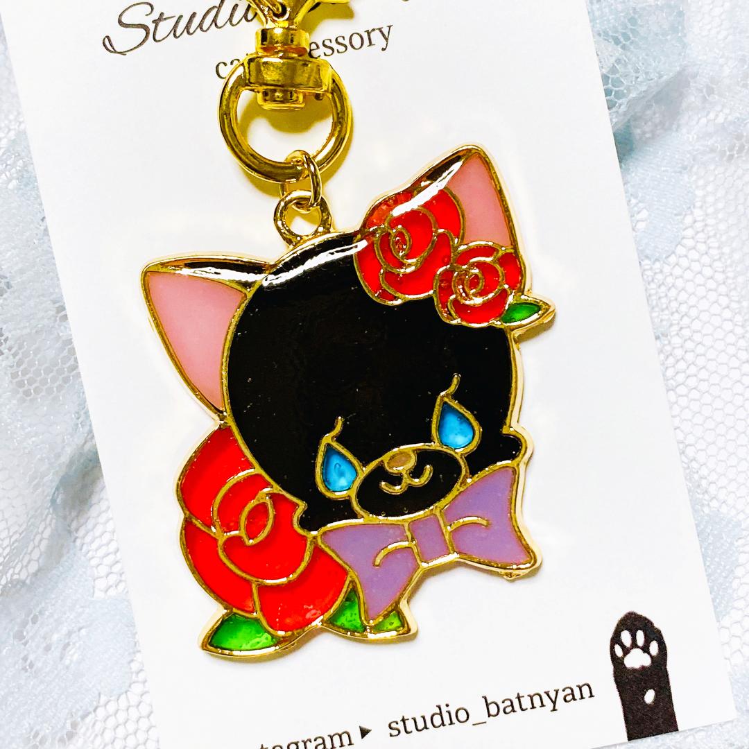 黒猫と薔薇のレジンキーホルダー画像