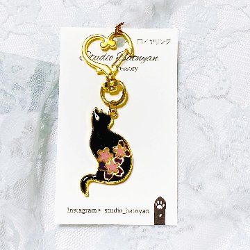 黒猫と桜のレジンキーホルダー画像