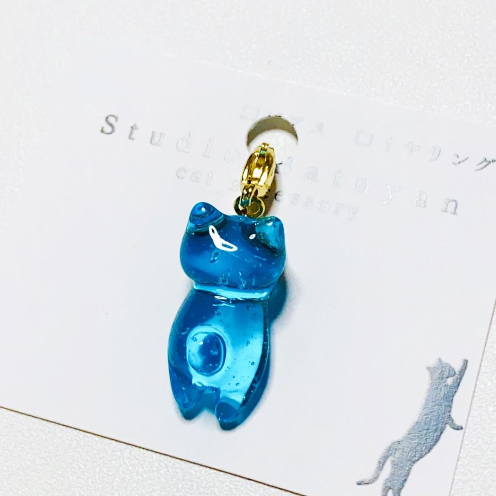 【ゆきゆっきー❄様】667.天然石　琉球ガラス　ジャンピング猫　レジン　チャーム 専用商品K-7643 ジャンピング猫チャーム レジンパーツ - メルカリ