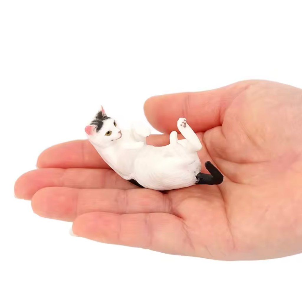 お座り白黒猫フィギュアの画像