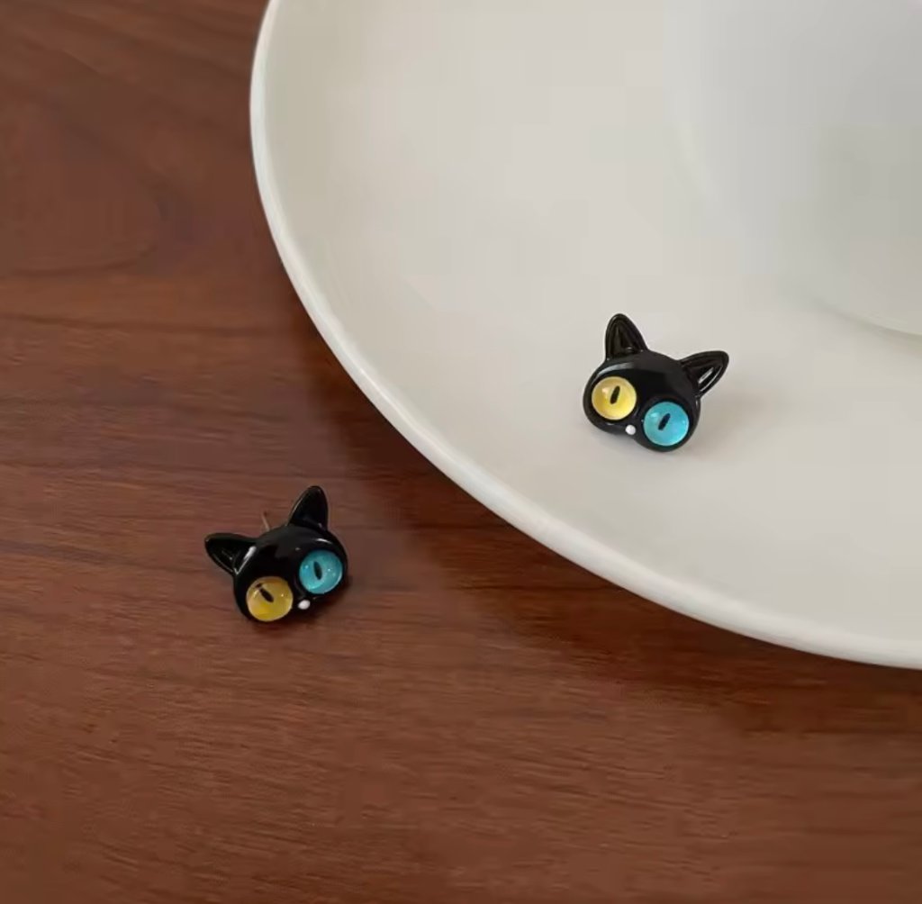 黒猫ピアス*オッドアイの画像