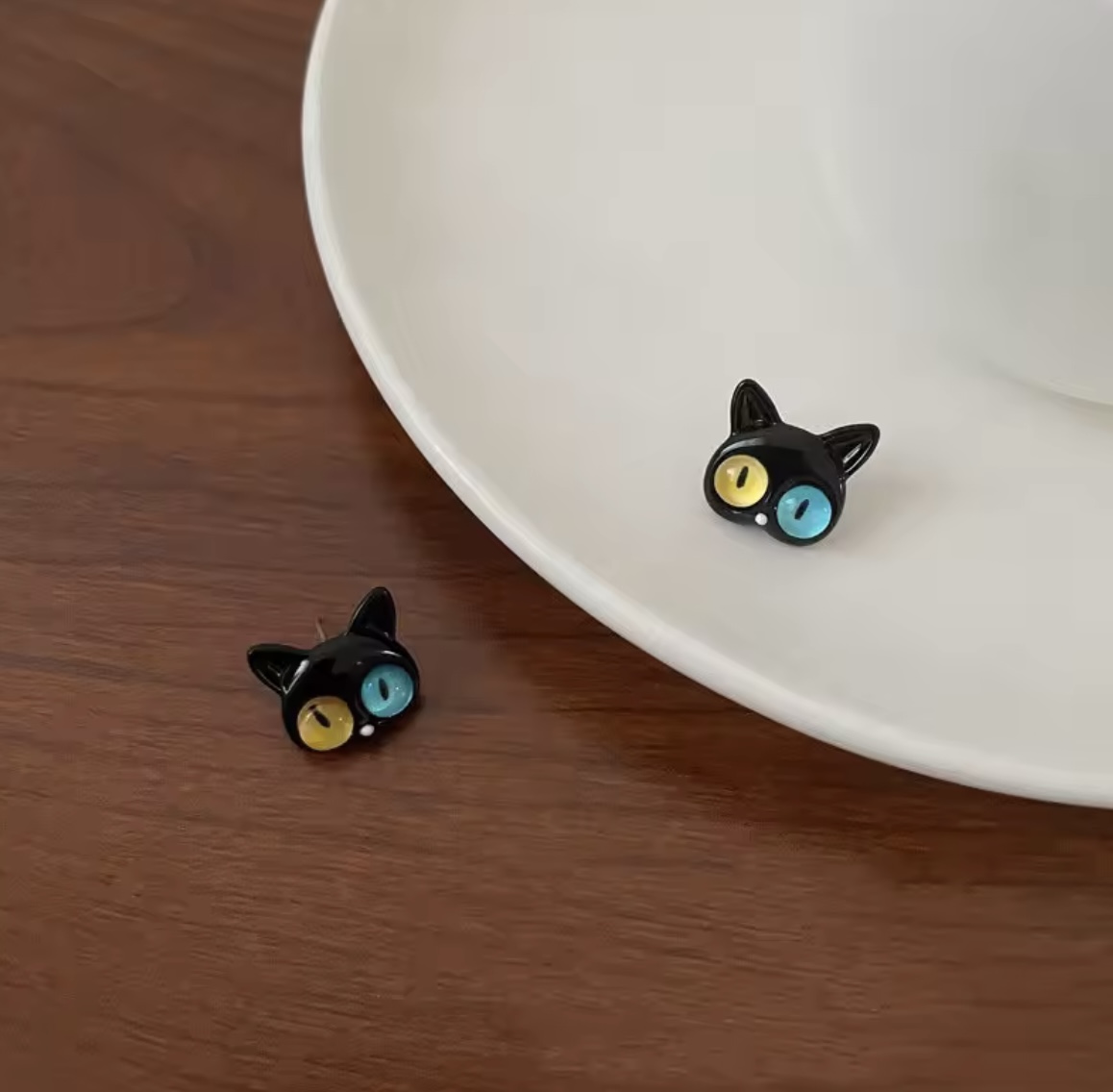 黒猫ピアス*オッドアイの画像