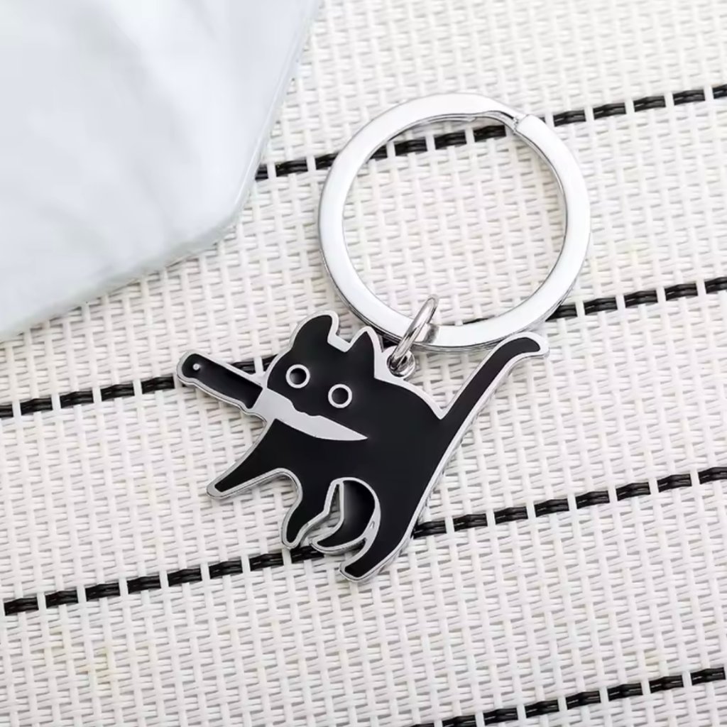 包丁を咥えた猫キーホルダーの画像