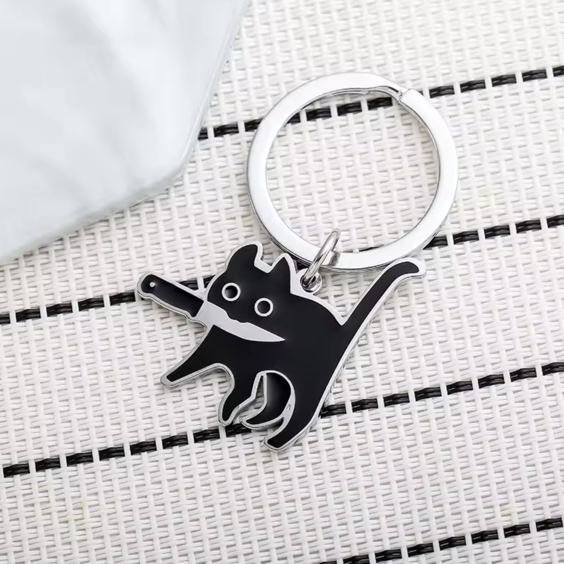 包丁を咥えた猫キーホルダーの画像