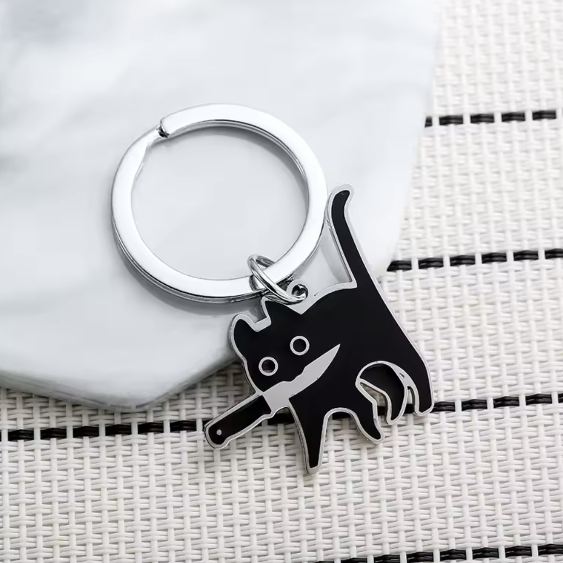 包丁を咥えた猫キーホルダーの画像
