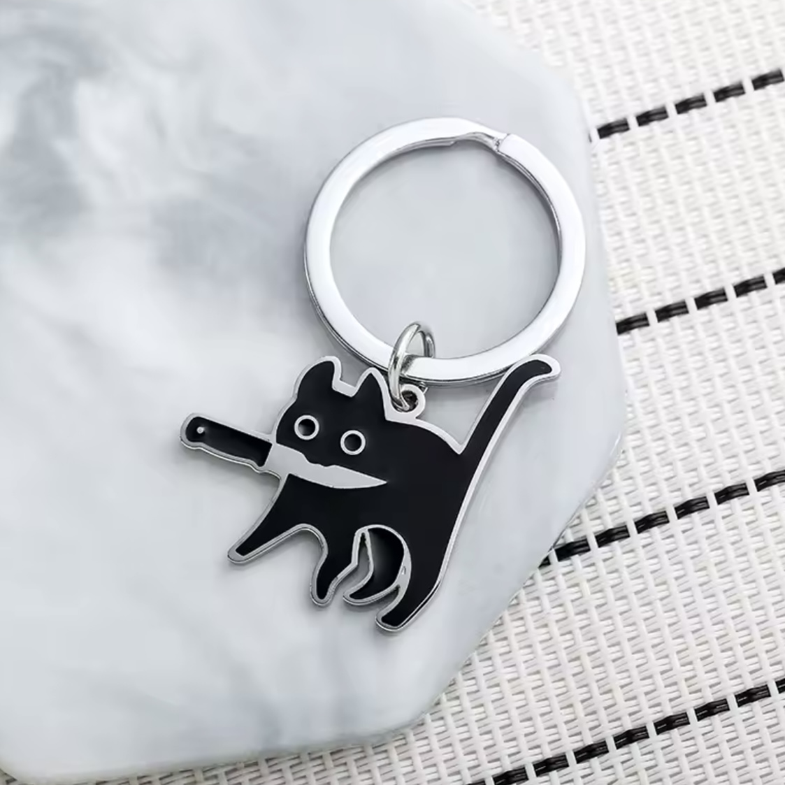 包丁を咥えた猫キーホルダーの画像